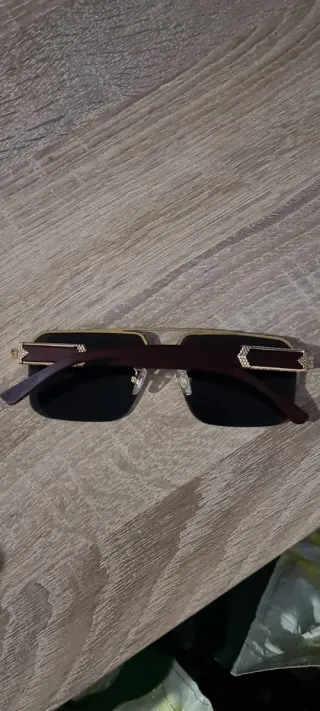 Gafas de sol cuadradas negras y doradas