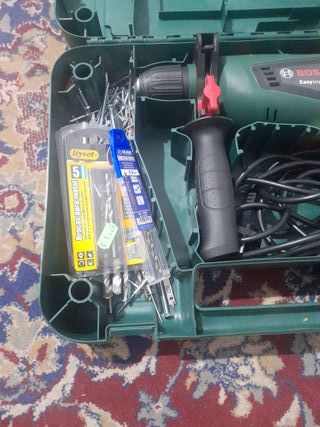 Taladro percutor Bosch EasyImpact 6000 y 18 brocas