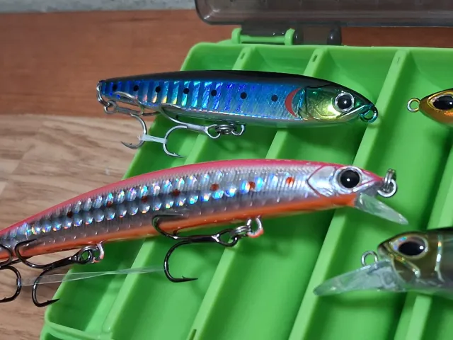 Señuelos de pesca variados