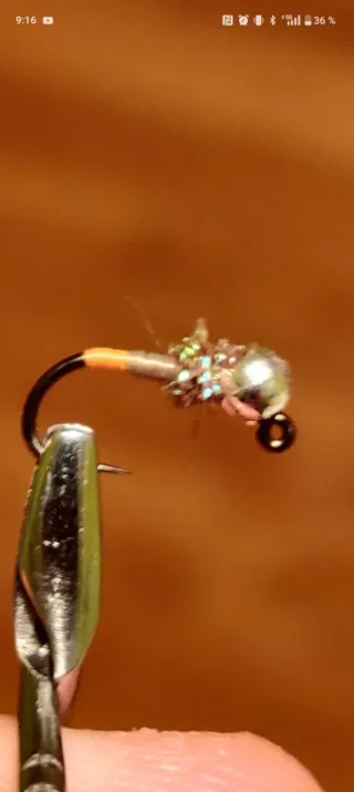 Ninfas, perdigones, pompones y lombrices de pesca