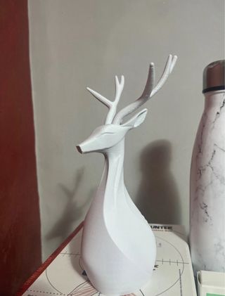 Elegante cervo da tavolo bianco