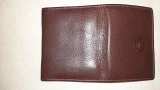 Cartera de piel marrón.