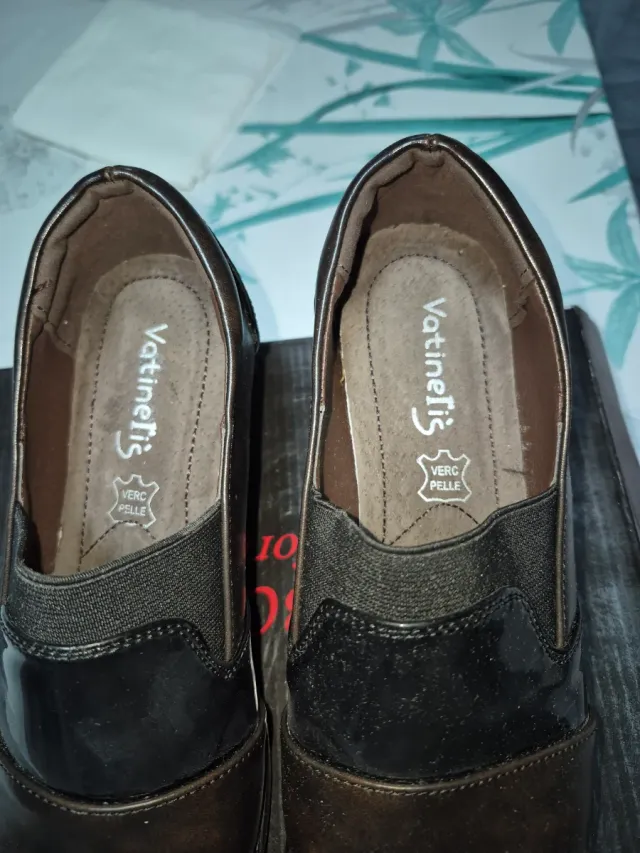 Scarpe nere e dorate da donna Vatin