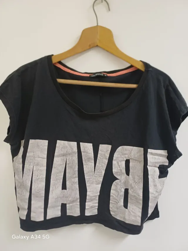 Maglia crop nera con scritta MAYBE
