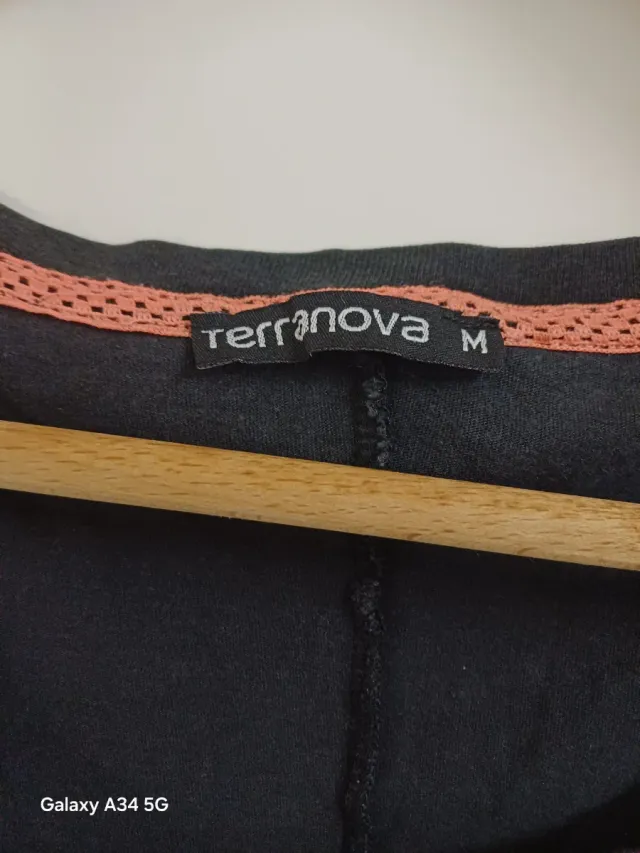 Maglia crop nera con scritta MAYBE