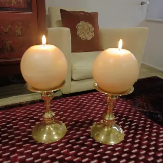 Par de castiçais latão 15cm + velas fica em 22,5 c