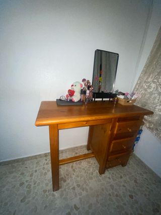 Escritorio de madera marrón