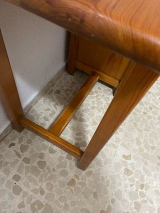 Escritorio de madera marrón