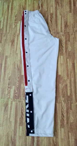 Pantalones Nike blancos con botones laterales