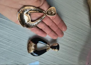 Pendientes elegantes negros y dorados