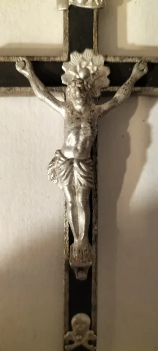 Crocifisso antico con teschio
