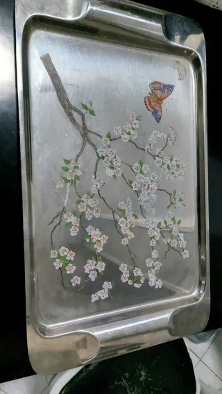 Vassoio in acciaio con decoro floreale