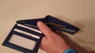 Cartera de piel negra con múltiples departamentos.