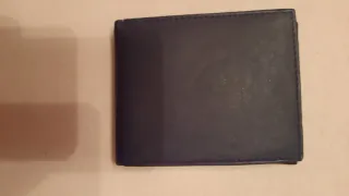 Cartera de piel negra con múltiples departamentos.