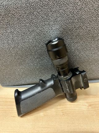 Empuñadura Gangsta Grip Airsoft con Linterna