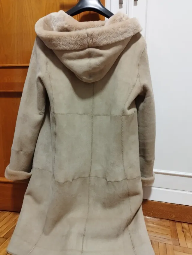 Abrigo largo beige de piel vuelta reversible