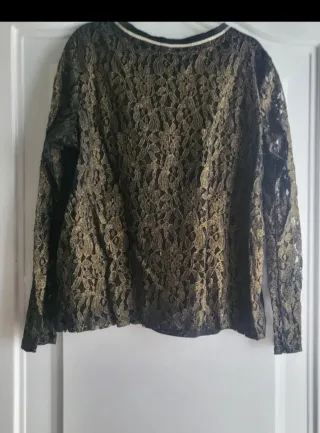 Camiseta negra con encaje dorado