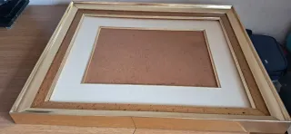 Marco de madera con metal dorado.