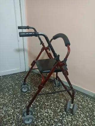 Andador plegable para ancianos
