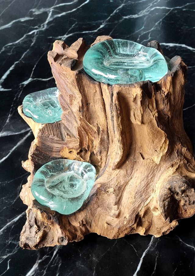 Portavelas de cristal soplado sobre madera