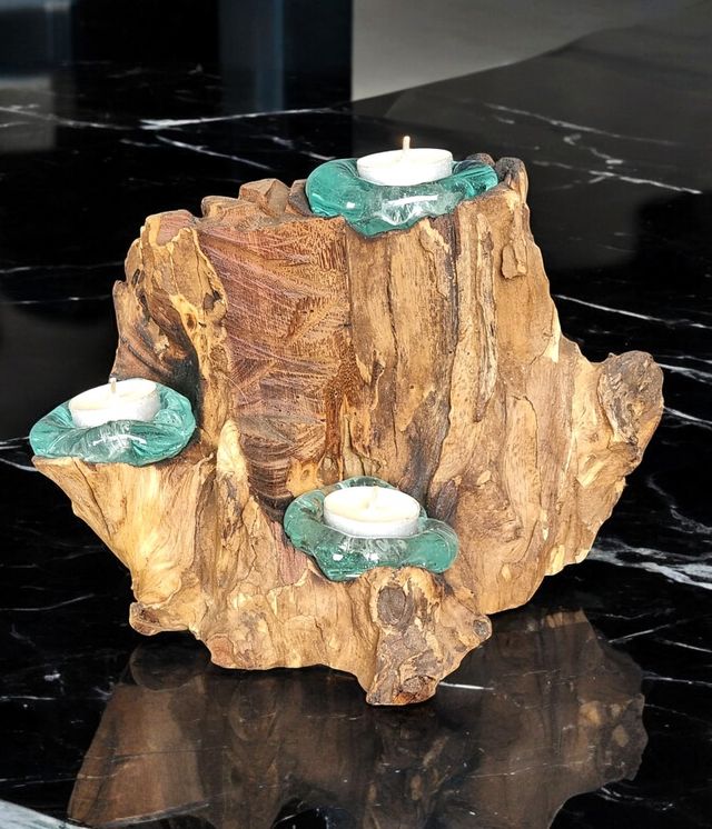 Portavelas de cristal soplado sobre madera