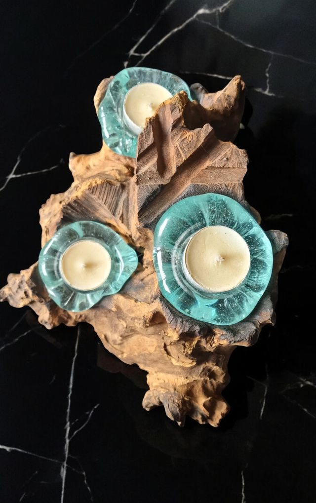Portavelas de cristal soplado sobre madera