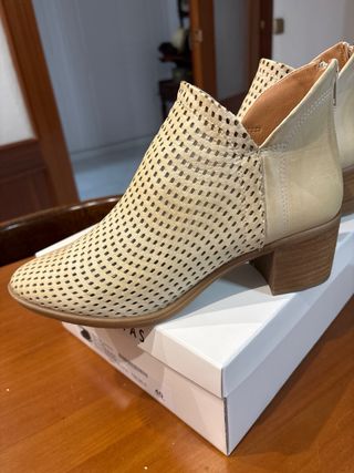 Botines de piel beige perforados