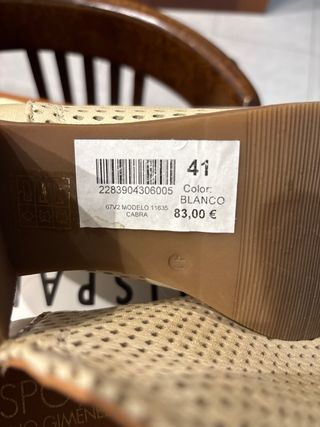 Botines de piel beige perforados