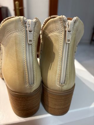 Botines de piel beige perforados