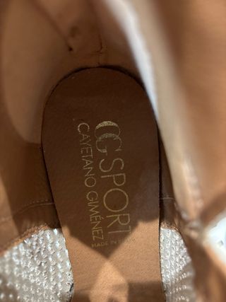 Botines de piel beige perforados