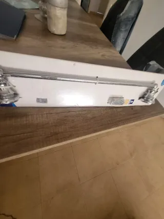 Toallero de metal plateado