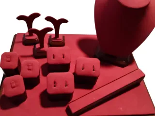 Espositori per gioielli rossi e marroni