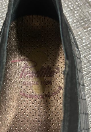 Zapatos de piel negros con velcro. Marca Pradillo.