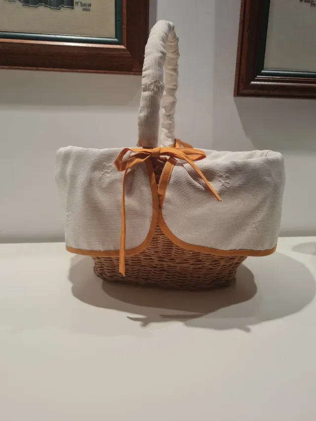Cesta de mimbre con forro blanco y asas