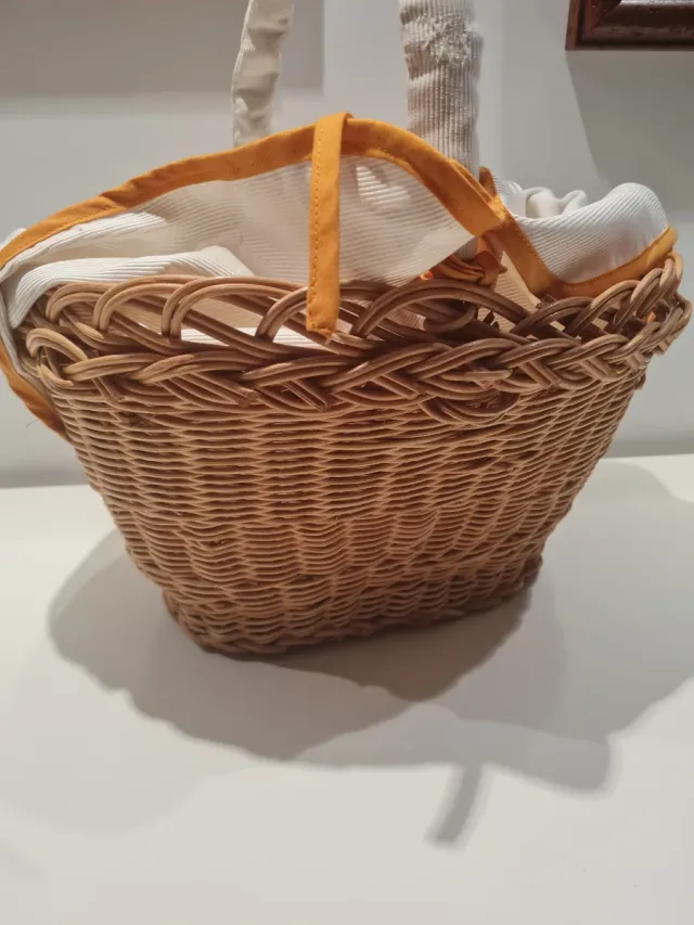 Cesta de mimbre con forro blanco y asas