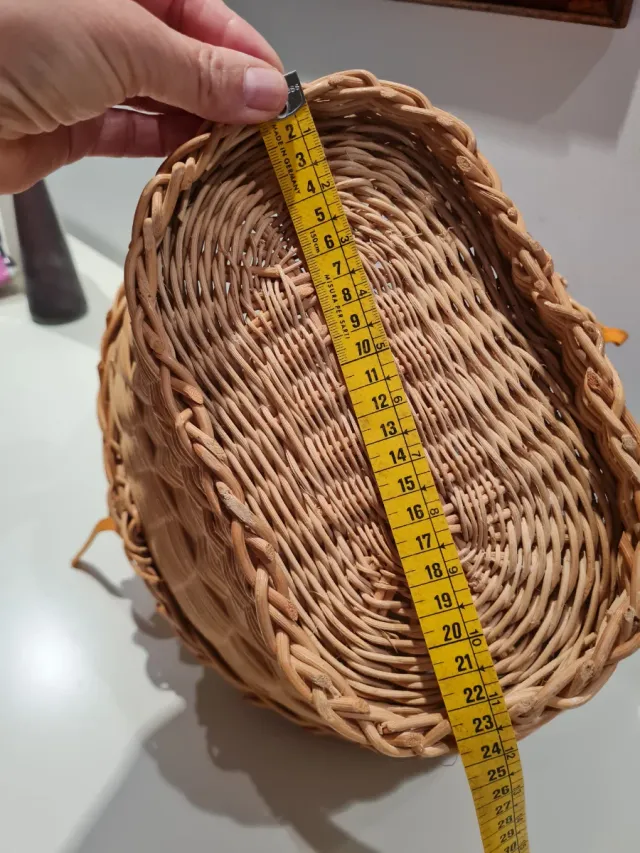 Cesta de mimbre con forro blanco y asas