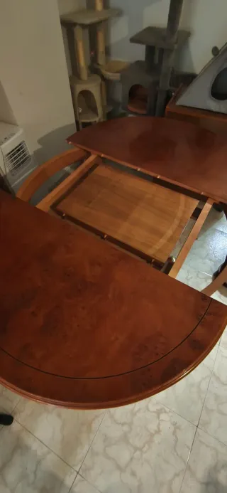 Mesa de salón de madera