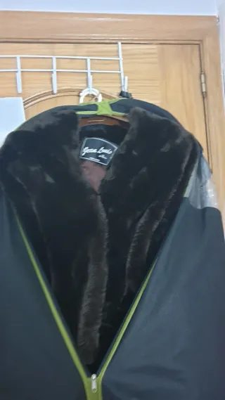 Abrigo tersio pelo negro y verde