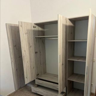 Armario de madera color beige y marrón