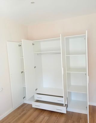 Armario de madera color beige y marrón