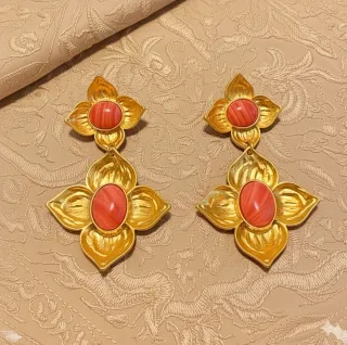 Pendientes florales dorados con piedras coral