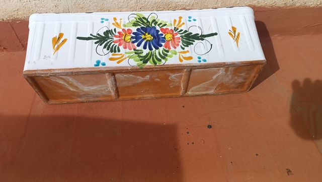 Macetero de cerámica blanco con flores