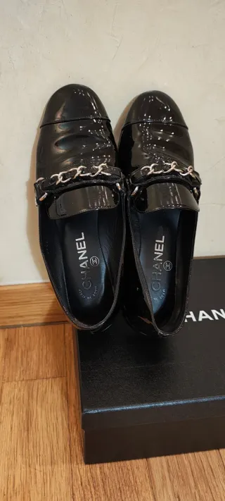 Mocassini Chanel neri vernice con catena