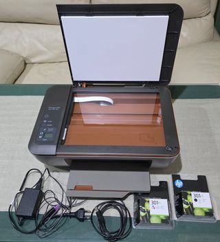 Impresora HP Deskjet 2510 con cartuchos