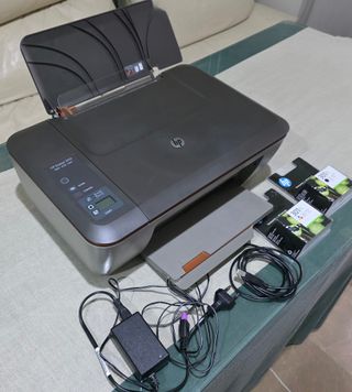 Impresora HP Deskjet 2510 con cartuchos
