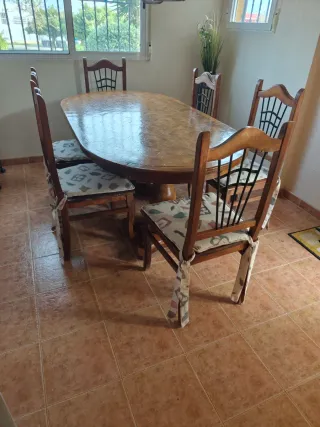 Mesa de madera maciza con 6 sillas