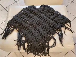 Mantella poncho nera con frange