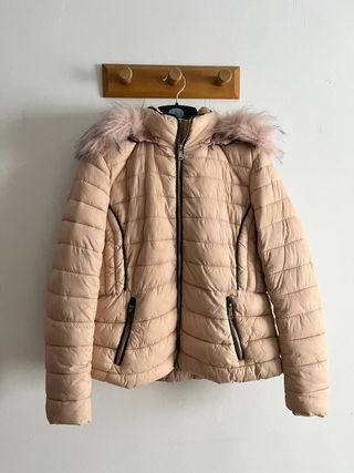 Abrigo acolchado rosa con capucha