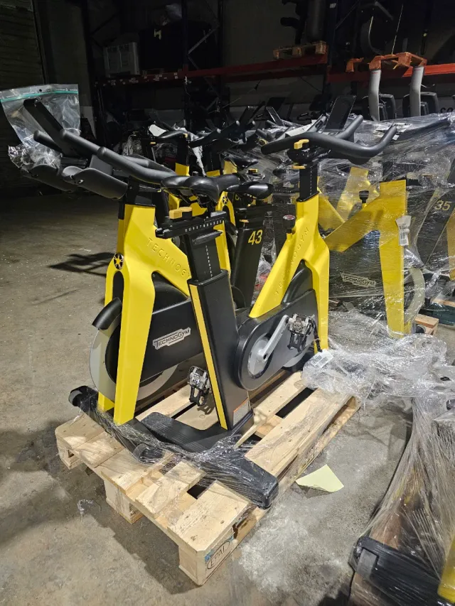 Bicicleta Ciclo Indoor Technogym Connect Amarilla