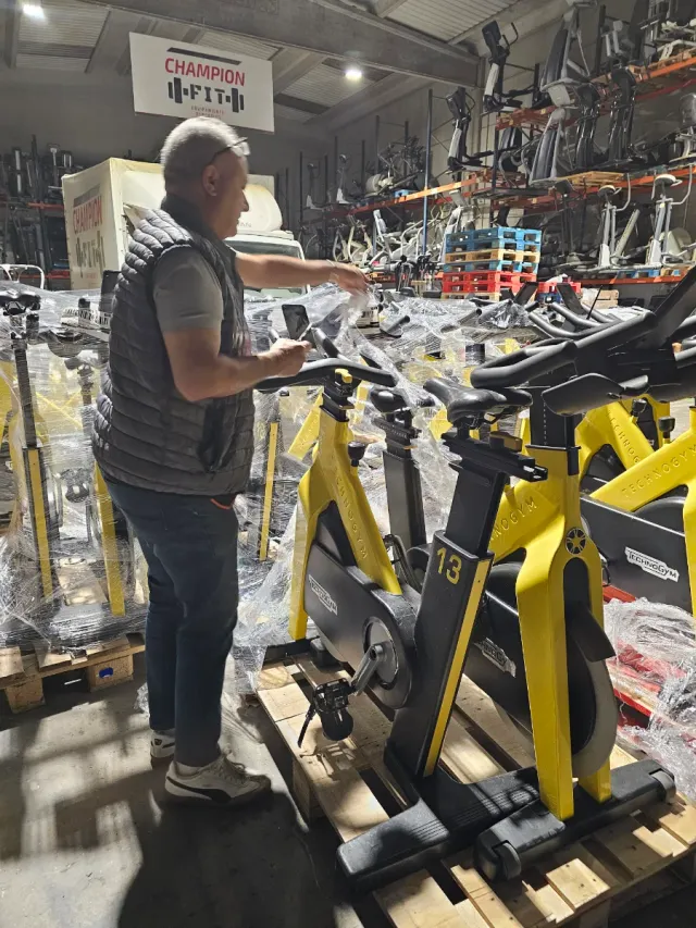 Bicicleta Ciclo Indoor Technogym Connect Amarilla